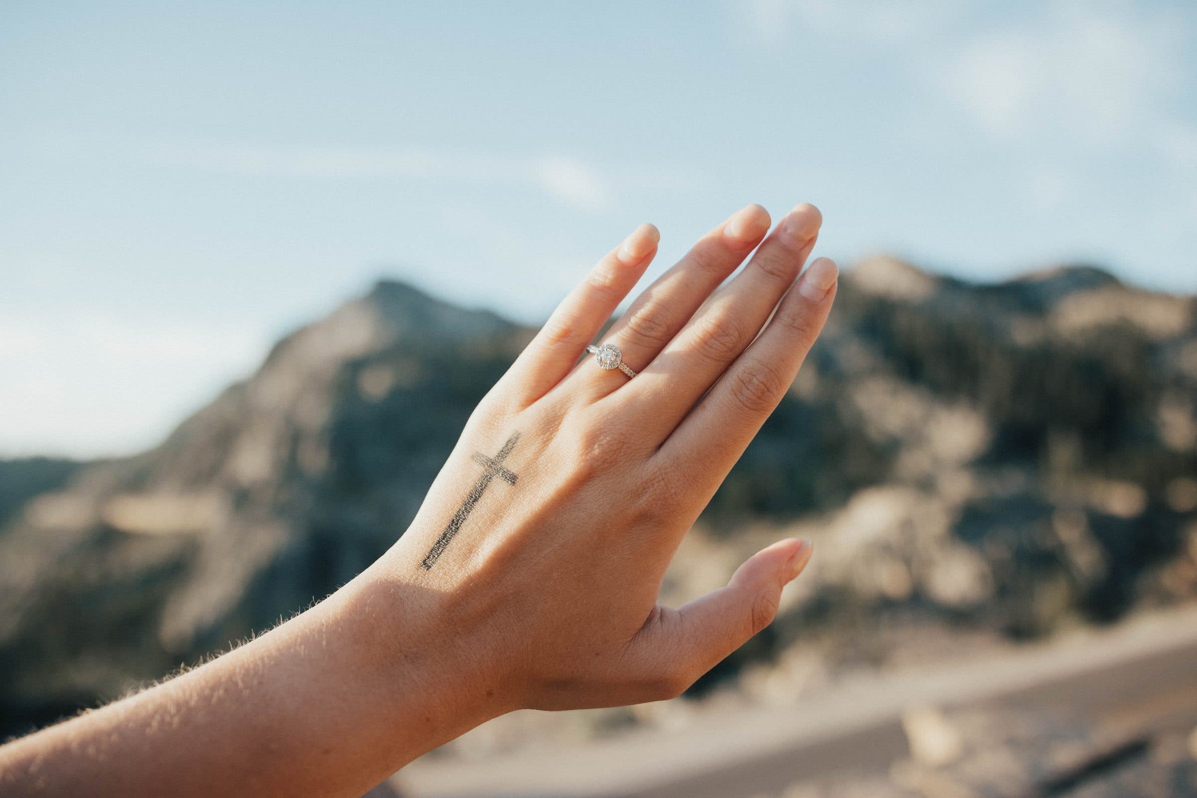Zwei Handflächen berühren sich vor einer weiten Landschaft